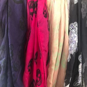 Alexander McQueen Scarf-purple with black skulls